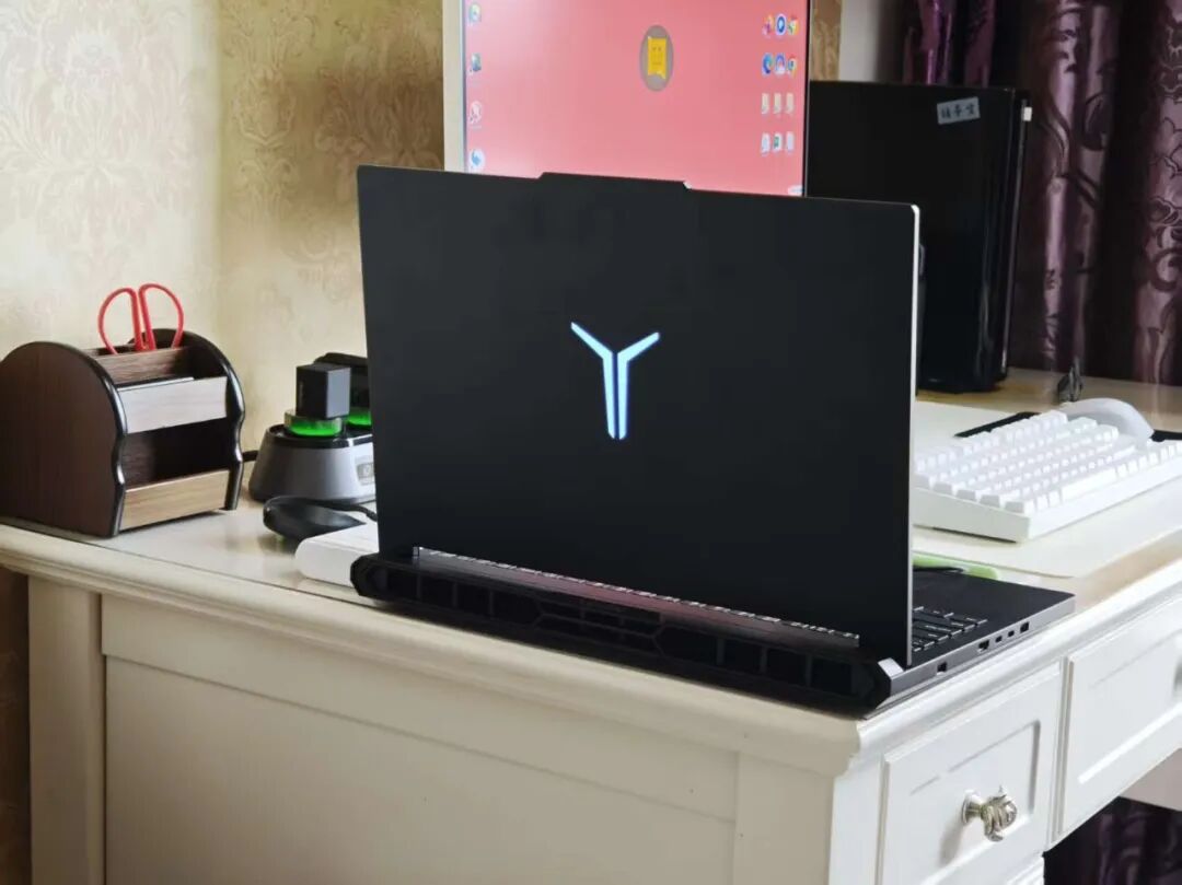 联想拯救者Y9000P游戏本桌面场景