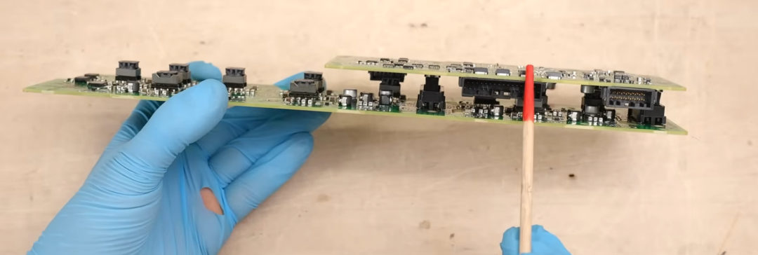 使用工具指向控制板上的连接器