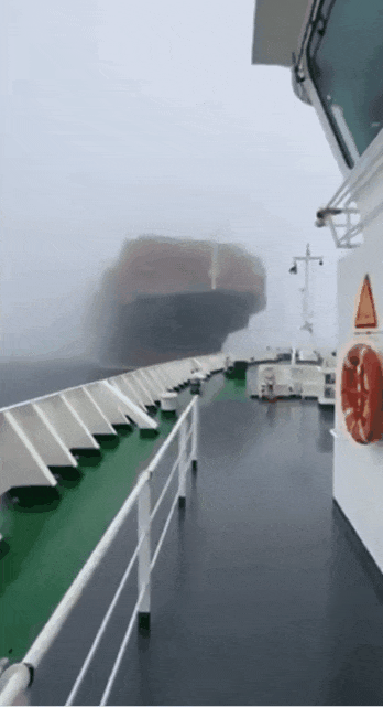 一艘大船在浓雾中驶来的动图，象征冲击来临