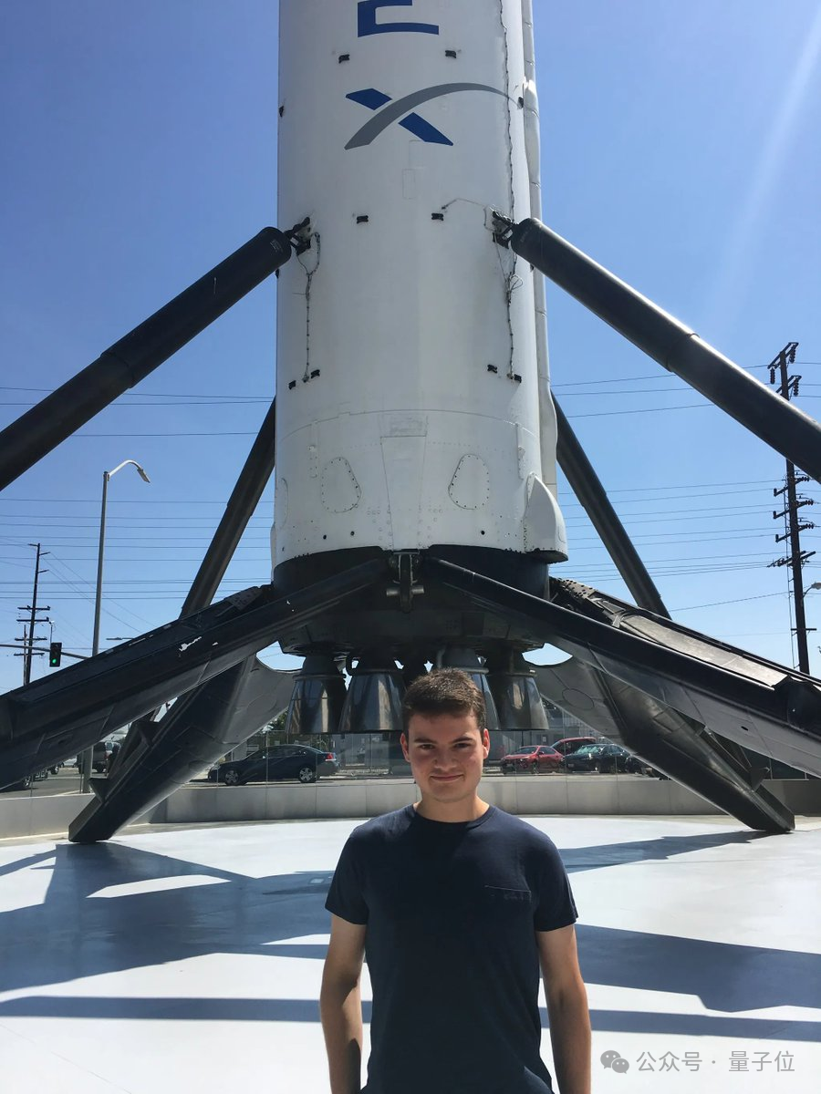 站在火箭模型前的男子