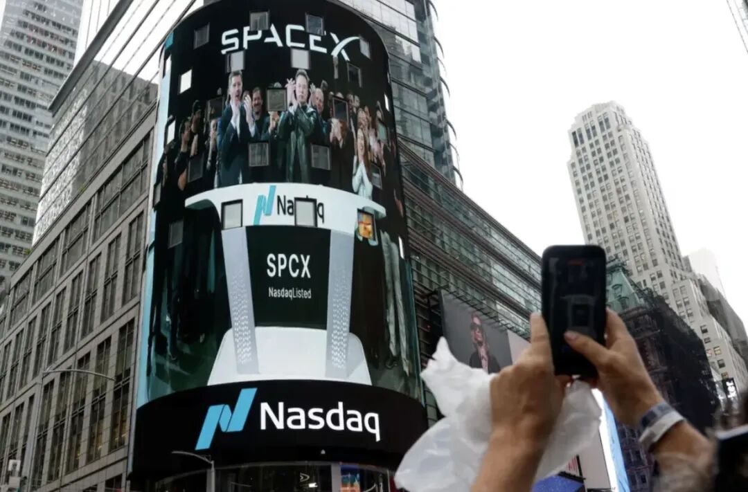 纽约时代广场纳斯达克大屏展示SpaceX上市画面