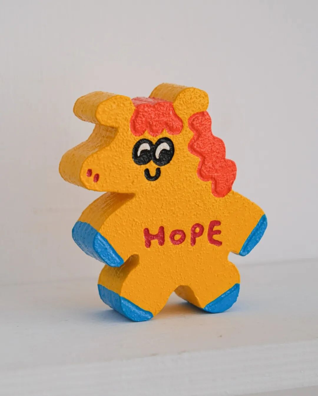 黄色木制拼图小马，红色鬃毛、蓝色蹄子，胸前“HOPE”