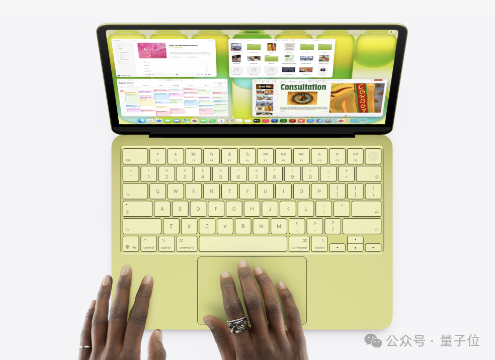 浅绿色MacBook Neo操作演示