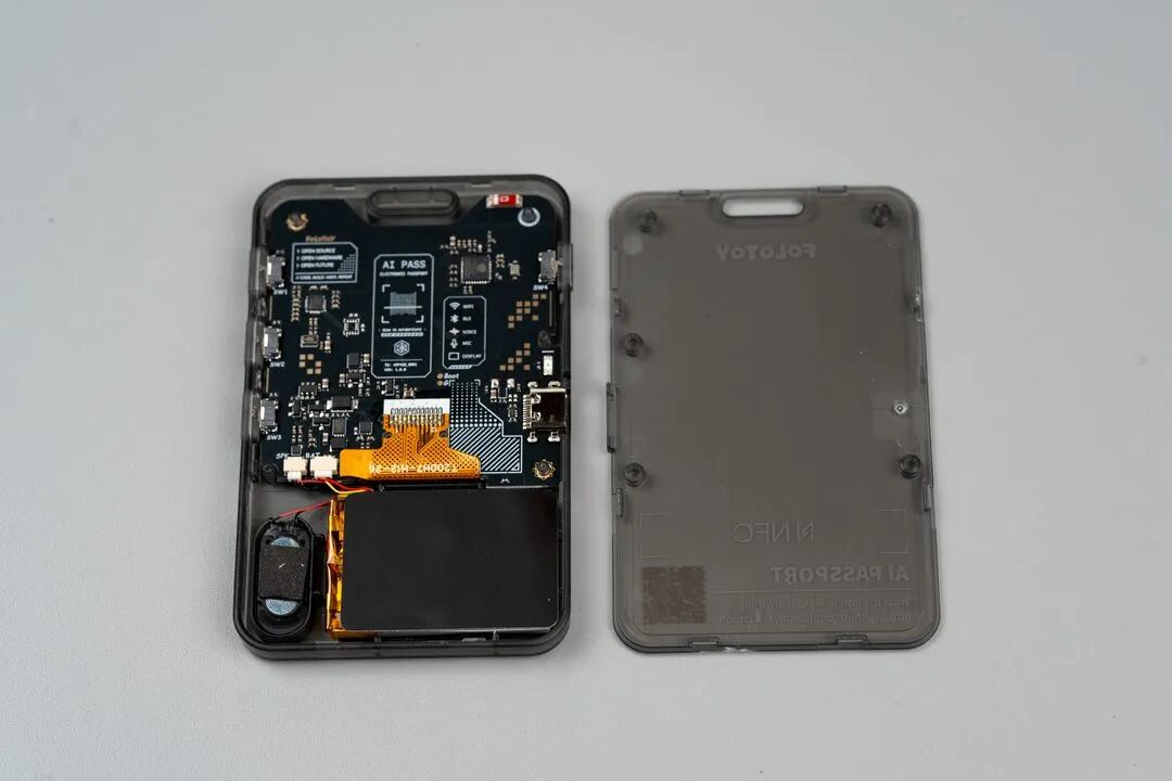 拆解后 PCB 与后盖二维码丝印