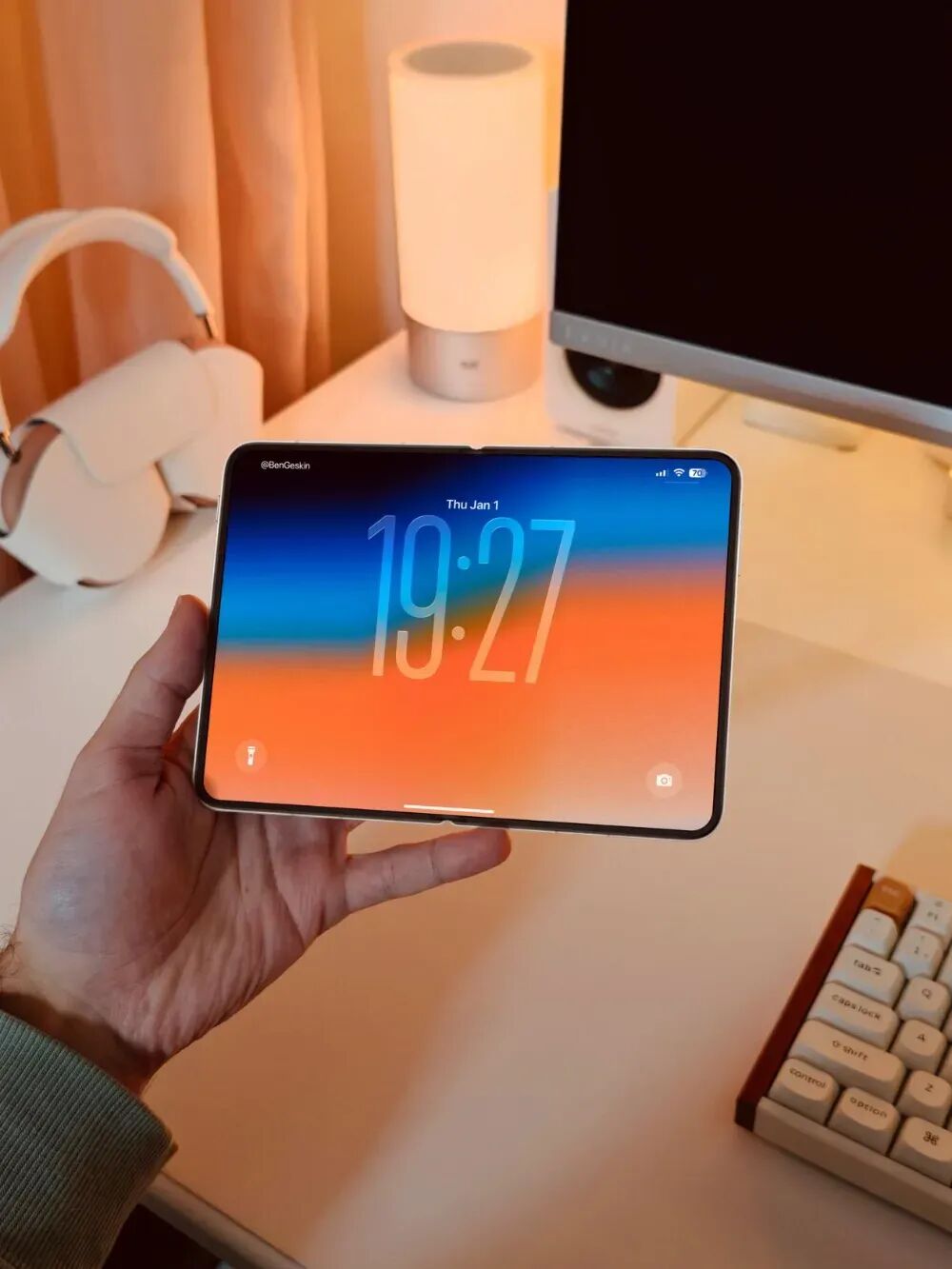 折叠屏设备概念渲染图