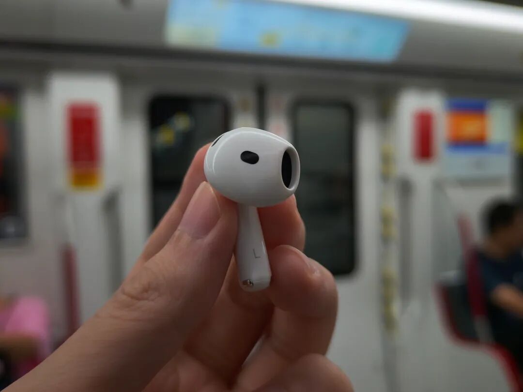单只 AirPods 5 佩戴展示