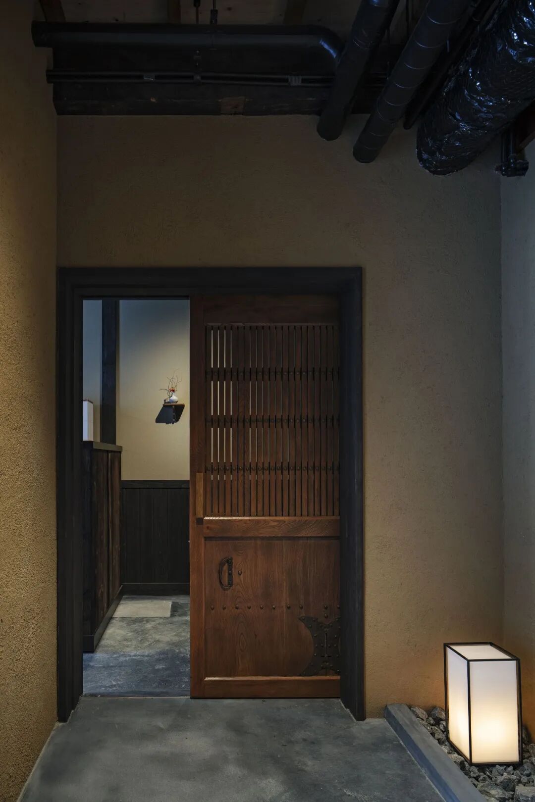 室内入口与纸灯笼