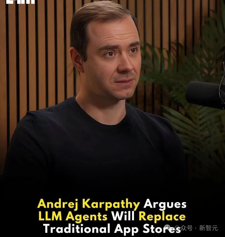 一名穿着黑色上衣的男子坐在室内,背景为木质条纹墙和绿色植物,右侧有一个麦克风。画面下方有英文文字说明