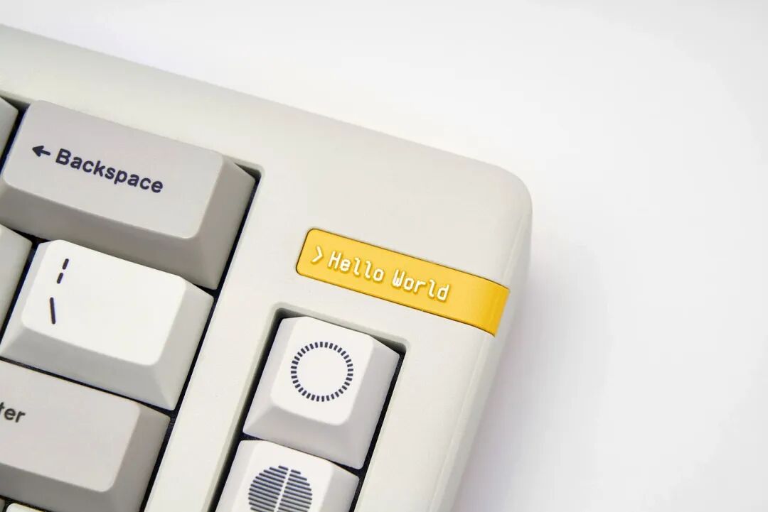 白色机械键盘按键特写，带有Hello World装饰
