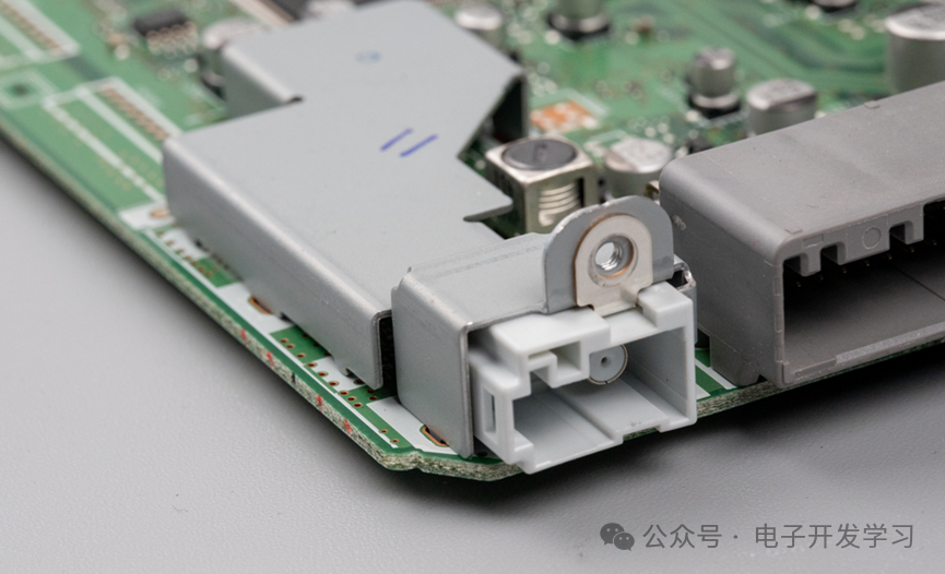 被金属罩包裹的收音机天线接口