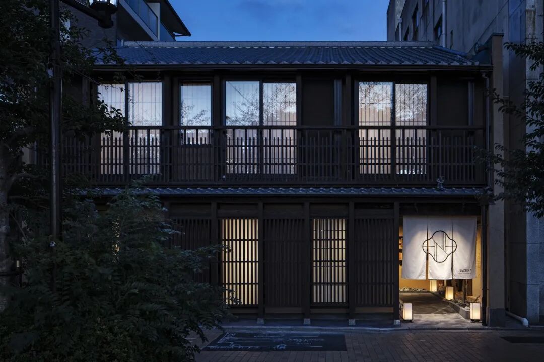 黄昏时分的旅馆建筑