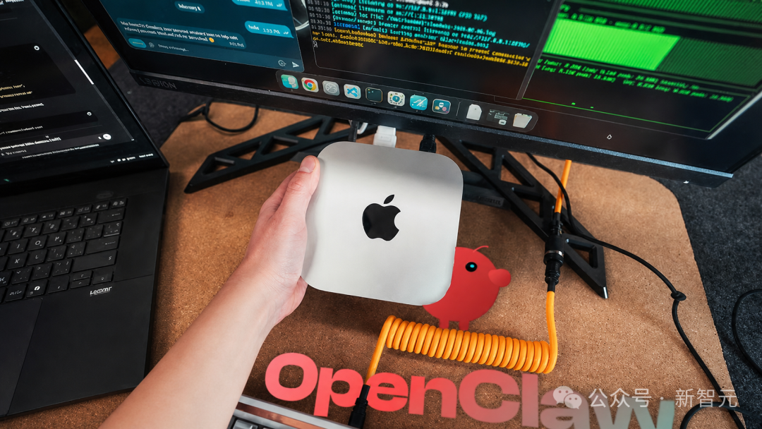 Mac mini连接显示器运行终端命令的实拍场景，桌面软木垫上印有OpenClaw字样