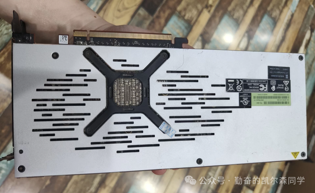 AMD Radeon VII显卡背面，展示金属背板与认证标识