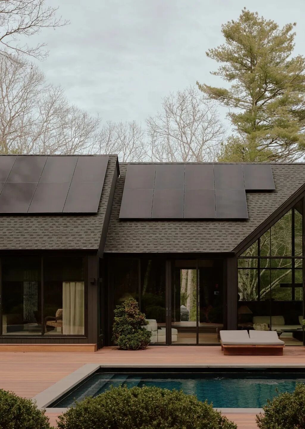 带有太阳能板的现代住宅与泳池
