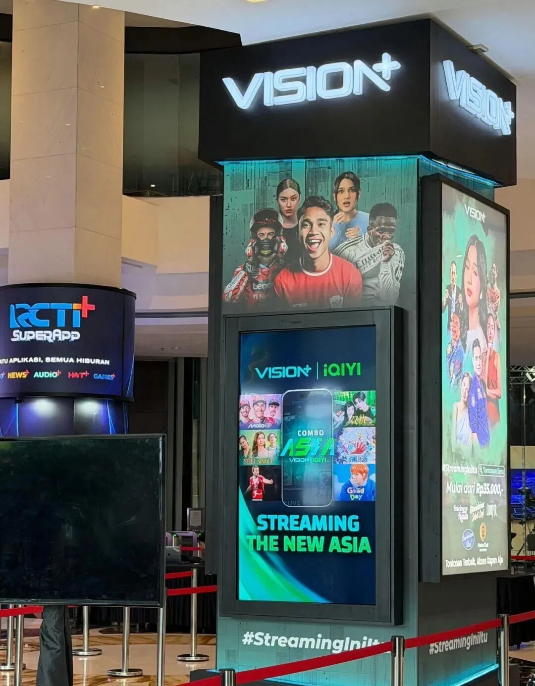 爱奇艺国际版VISION+在印尼的线下广告展示台