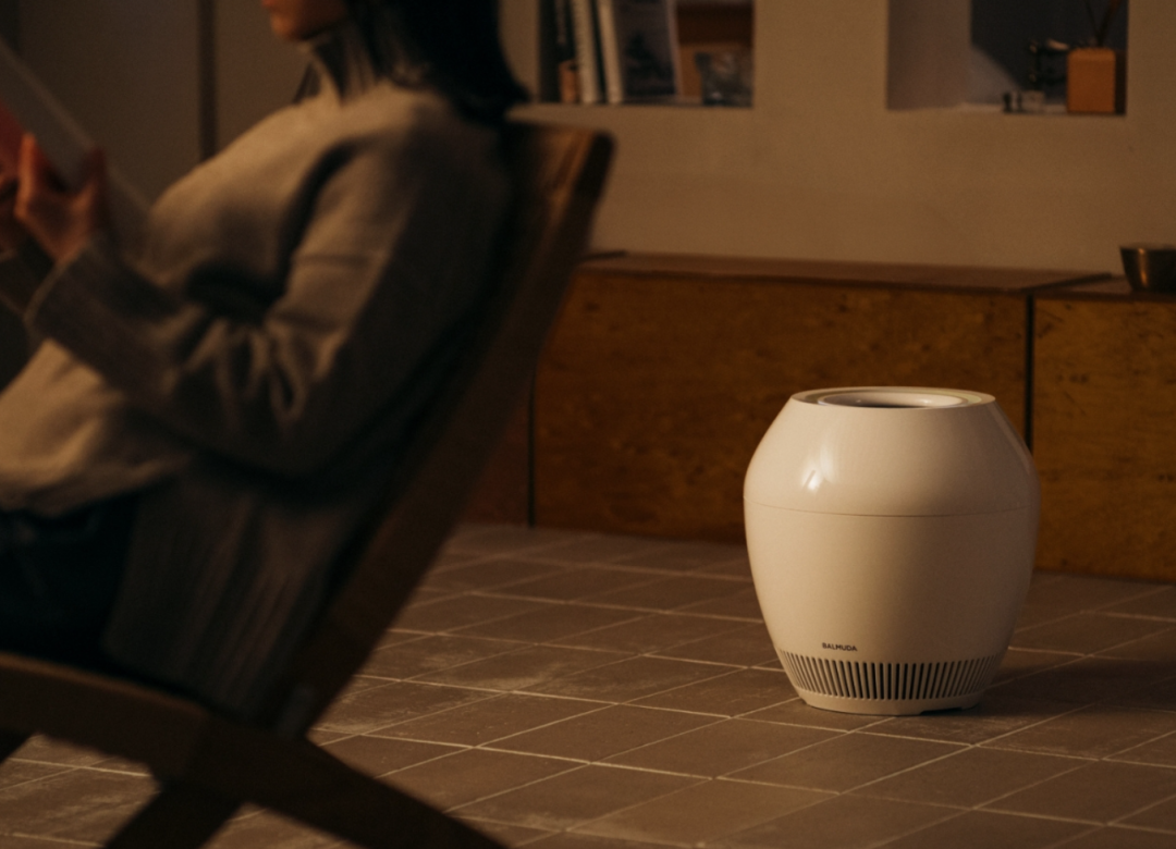 Balmuda Rain加湿器在室内阅读角落