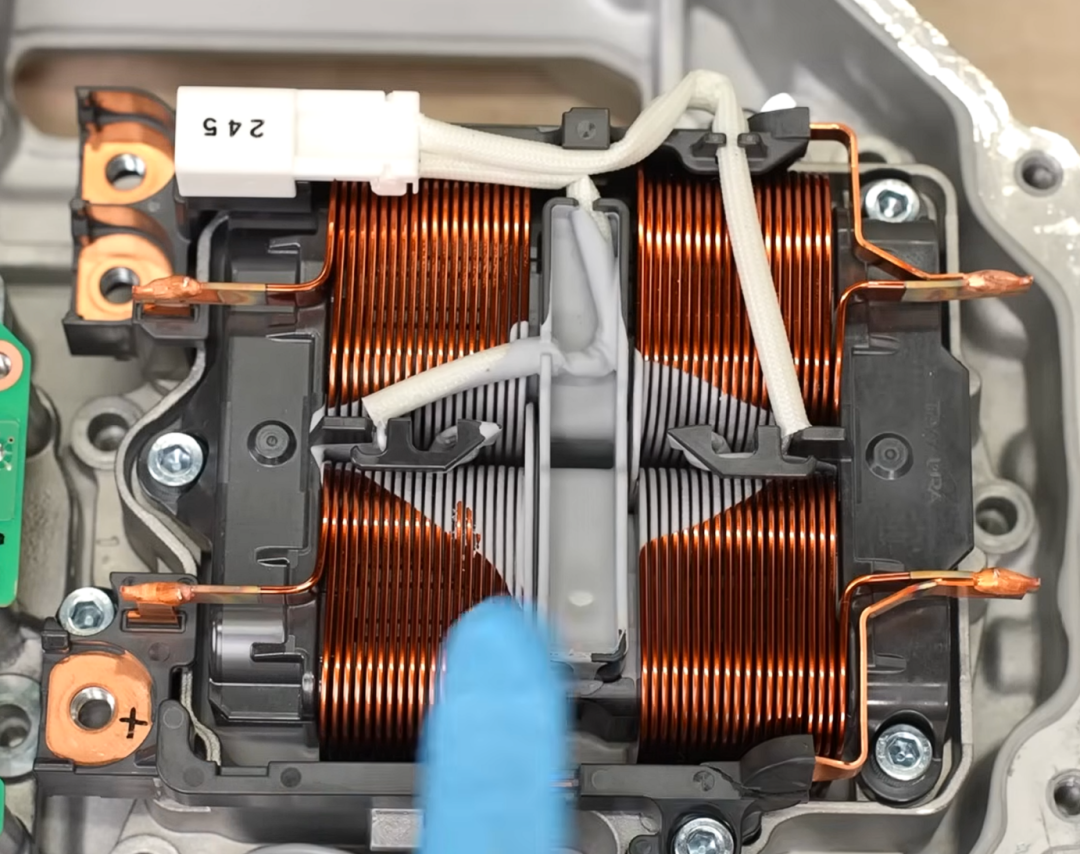 电感器线圈特写，标有“245”