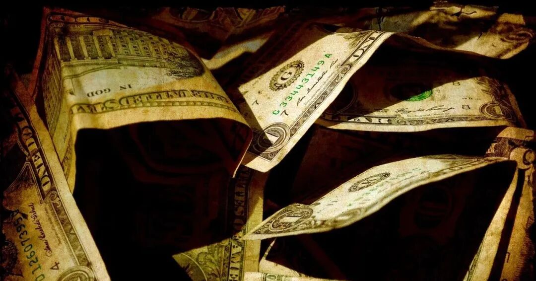 象征资本的大额美元钞票