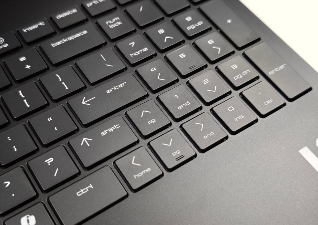 键盘右侧区域特写，包含功能键、方向键及数字小键盘，可见双功能标识