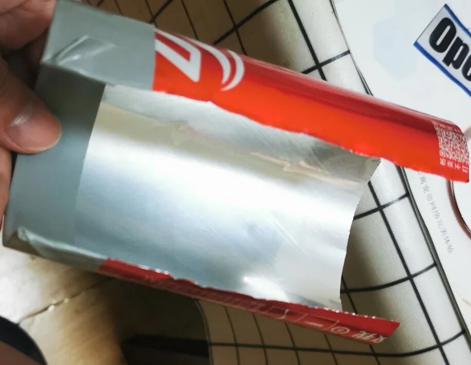易拉罐剪开展平并贴绝缘胶带