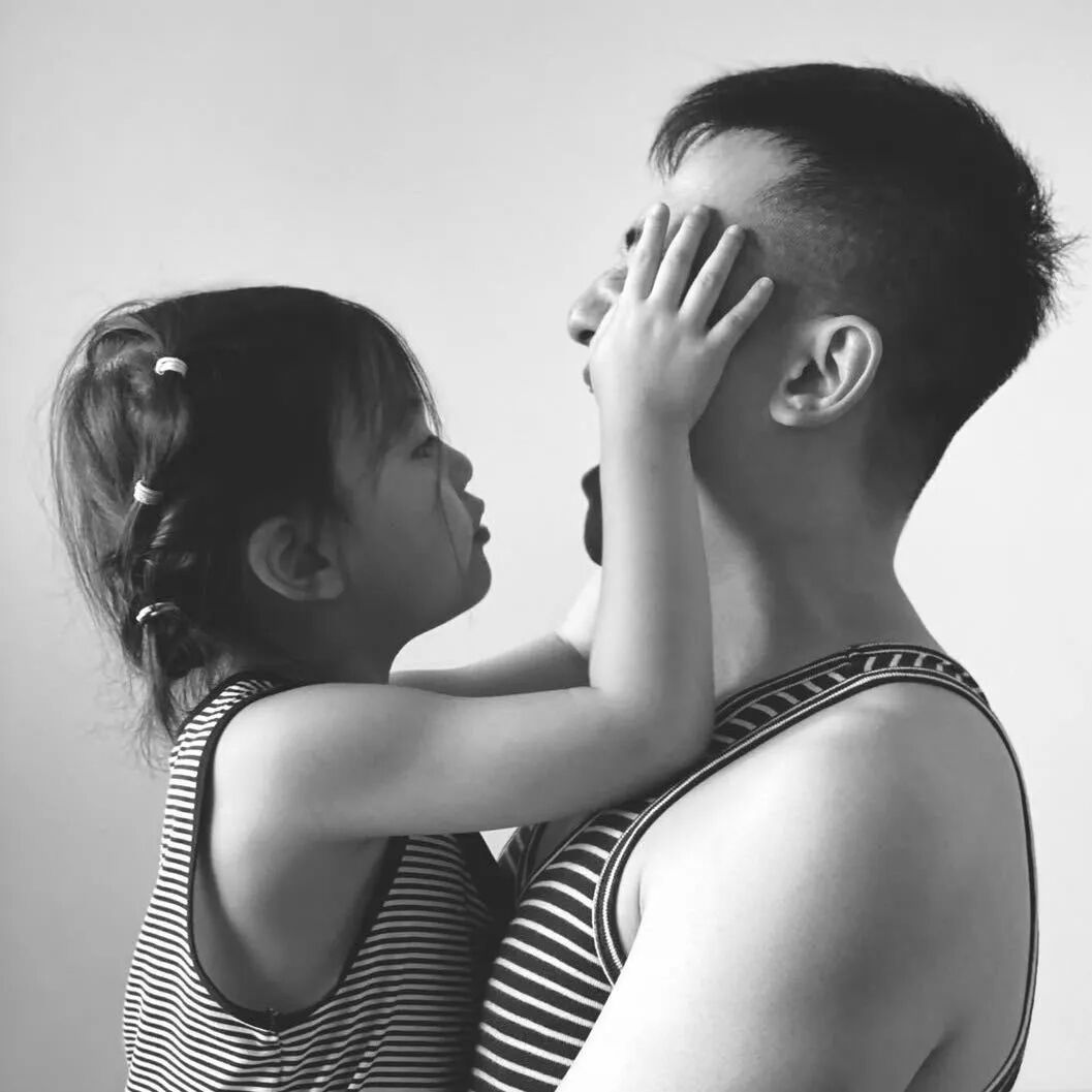 温馨的父女互动瞬间