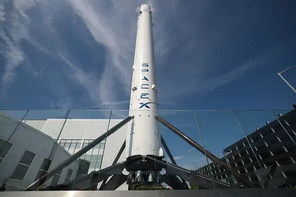 SpaceX火箭竖立在发射架上