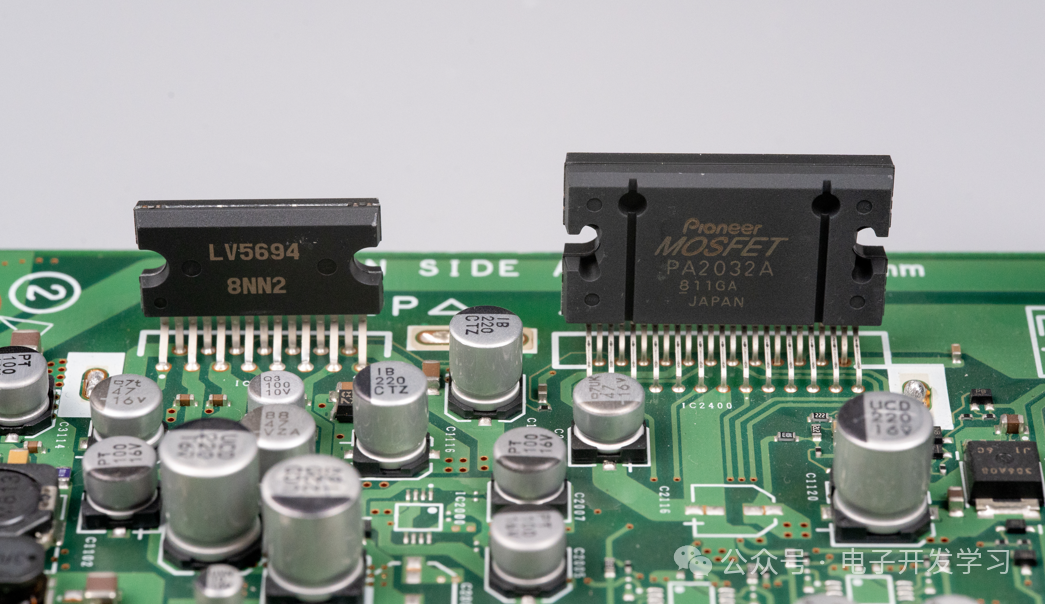 主板上的两枚直插功率器件