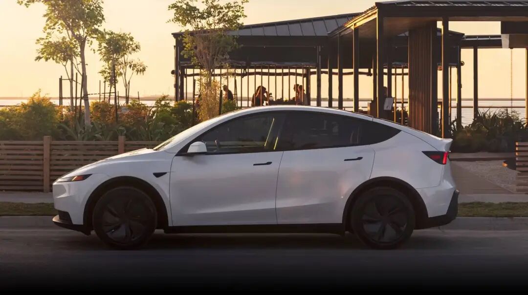 白色特斯拉Model Y停在户外停车场