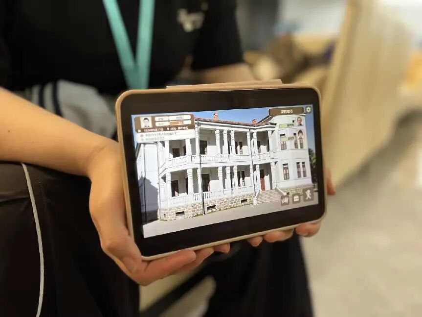 人物手持平板展示游戏3D建筑模型界面