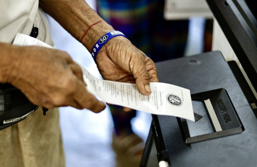 手持投票收据的特写