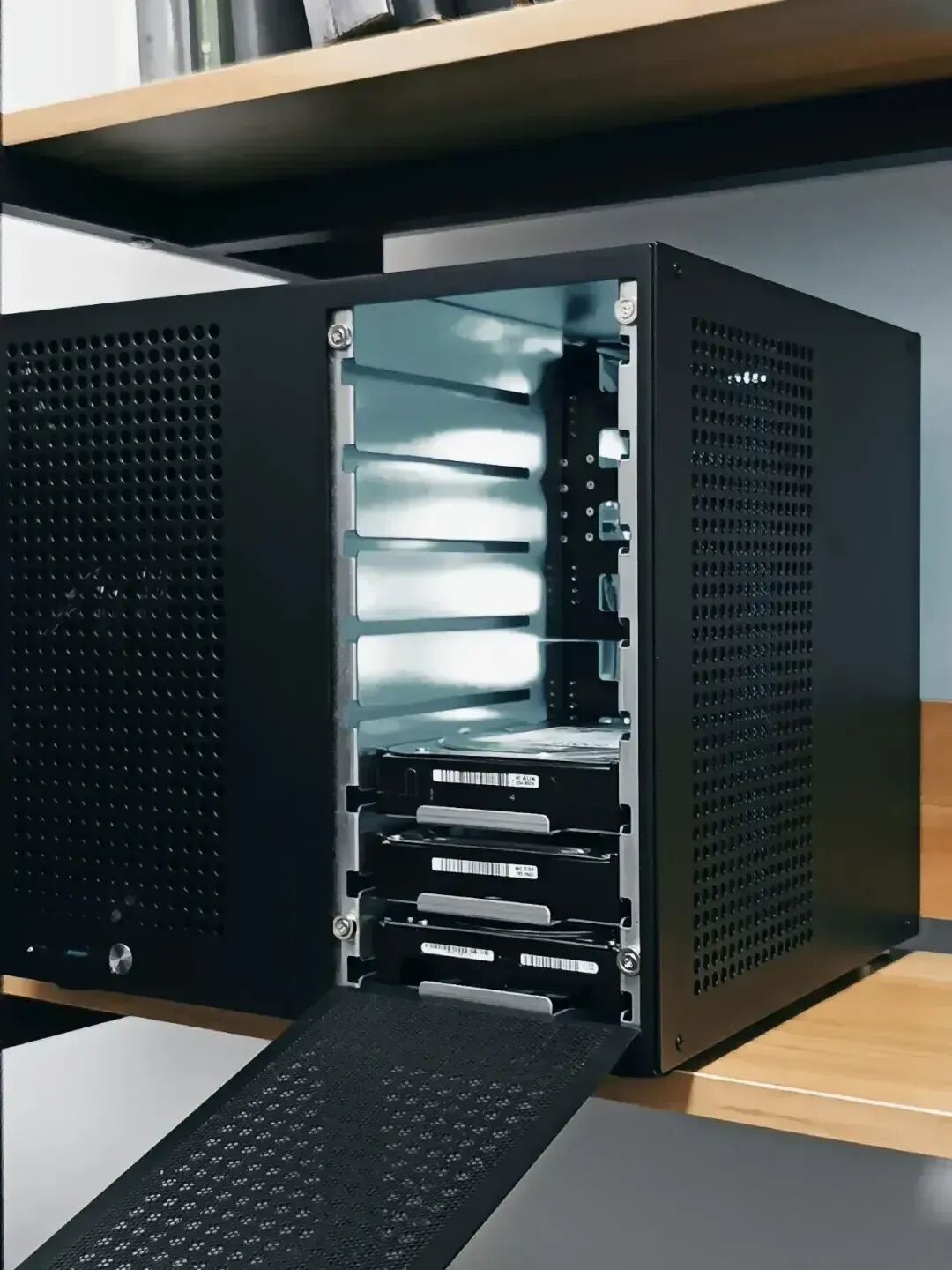 打开侧板的NAS机箱