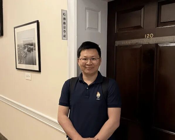 姚达兑在哈佛燕京学社门前留影