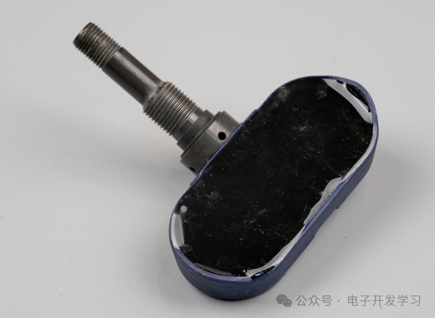 胎压传感器背面的树脂灌封面