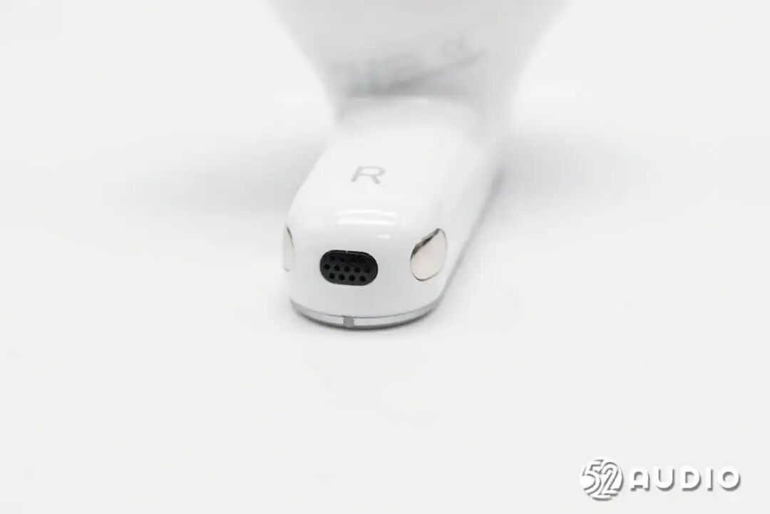 耳机柄底部通话麦克风及充电触点