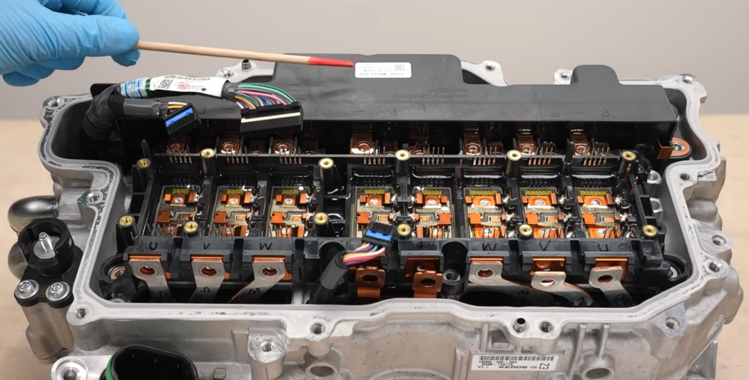 移除上层控制板后，可见下方的电源模块与薄膜电容