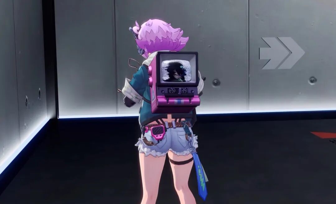 异环角色截图：一位粉发女性背对着站在金属走廊，身后背着复古紫色电视机