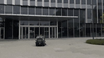 有鹿机器人在园区里“执勤”