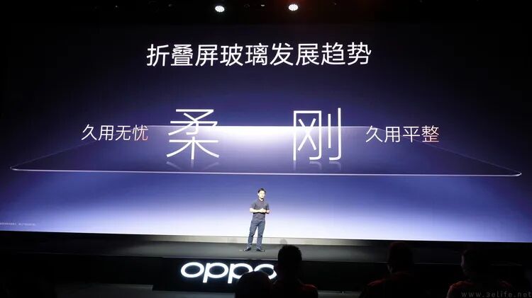 折叠屏玻璃材料“柔”与“刚”的特性对比