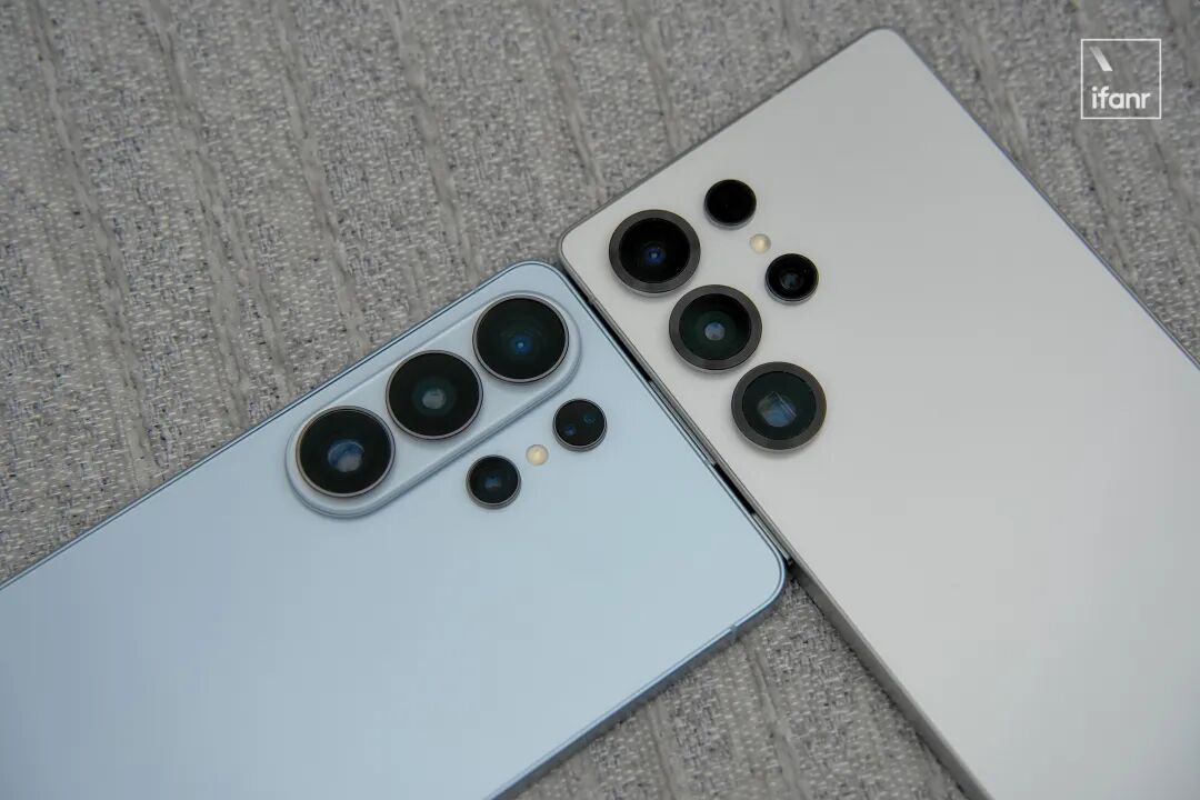 S26 Ultra（上）与S25 Ultra（下）背面设计对比