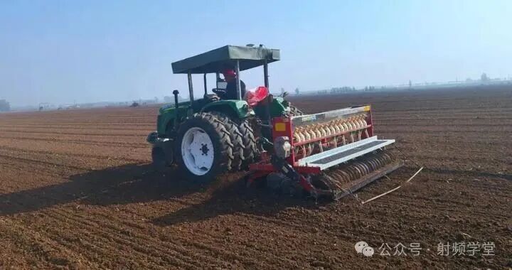 北斗导航播种机农田作业