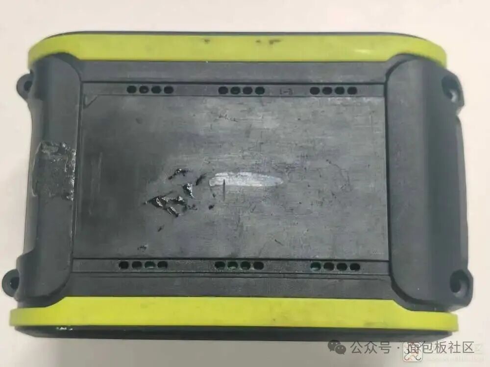 底壳外部散热孔设计