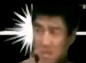 黑白背景下的男子面部特写