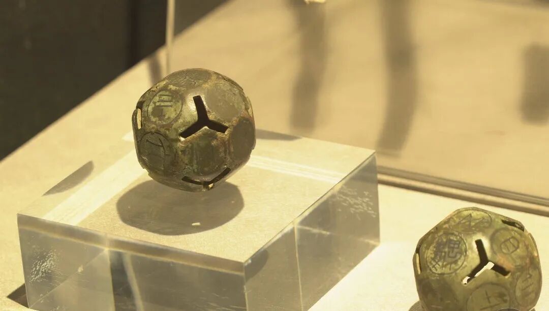 西汉错银十八面铜骰子