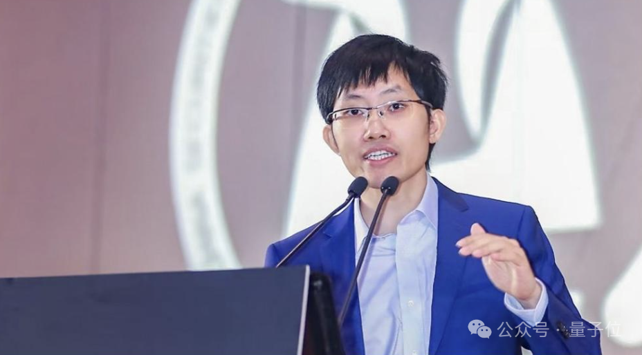 DeepSeek创始人梁文锋演讲照片