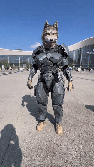 coser穿着兽人机甲服装在户外拍摄