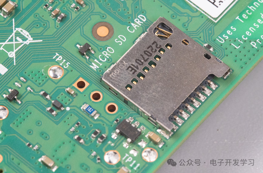 背面的Micro SD卡插槽