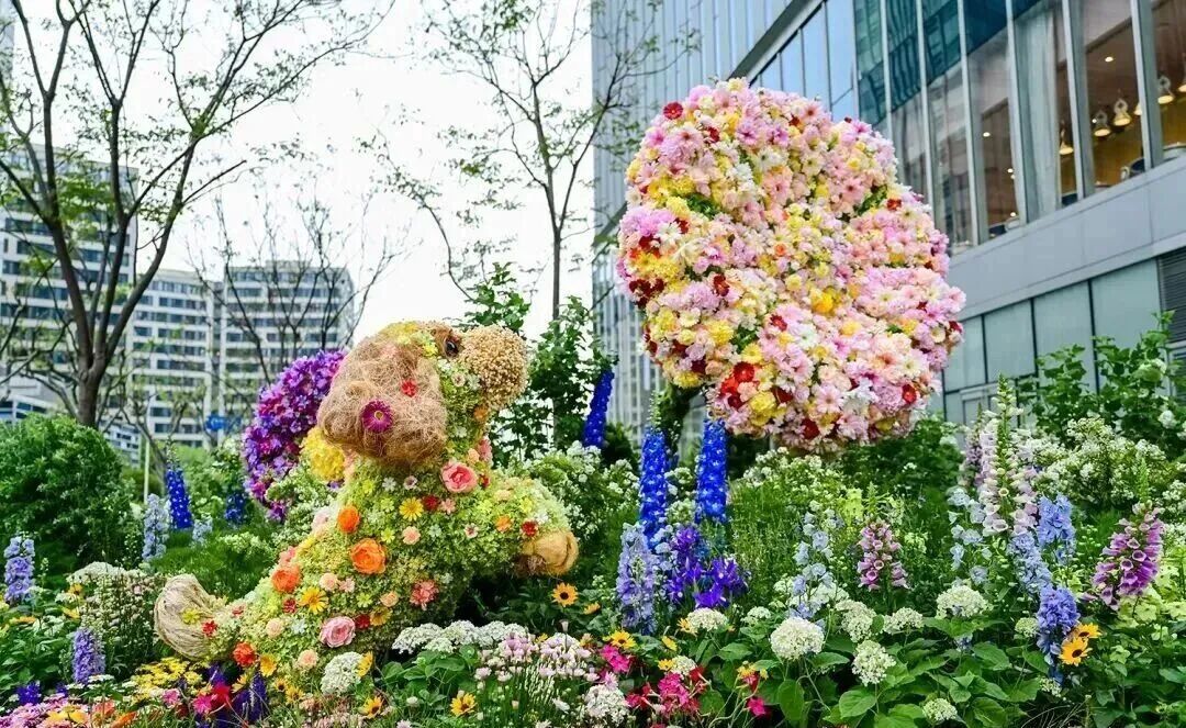 坐姿花朵小狗与球形花束装置