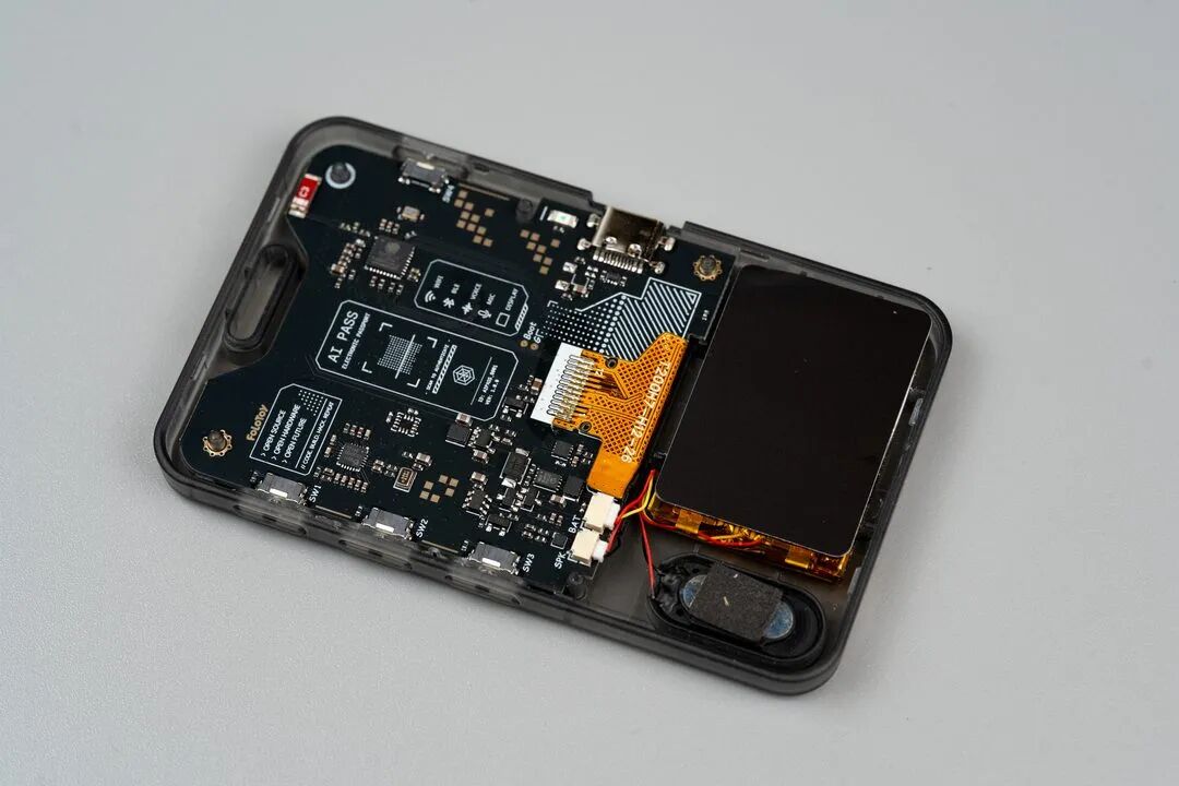 AI Passport 内部 PCB 电路板与排线