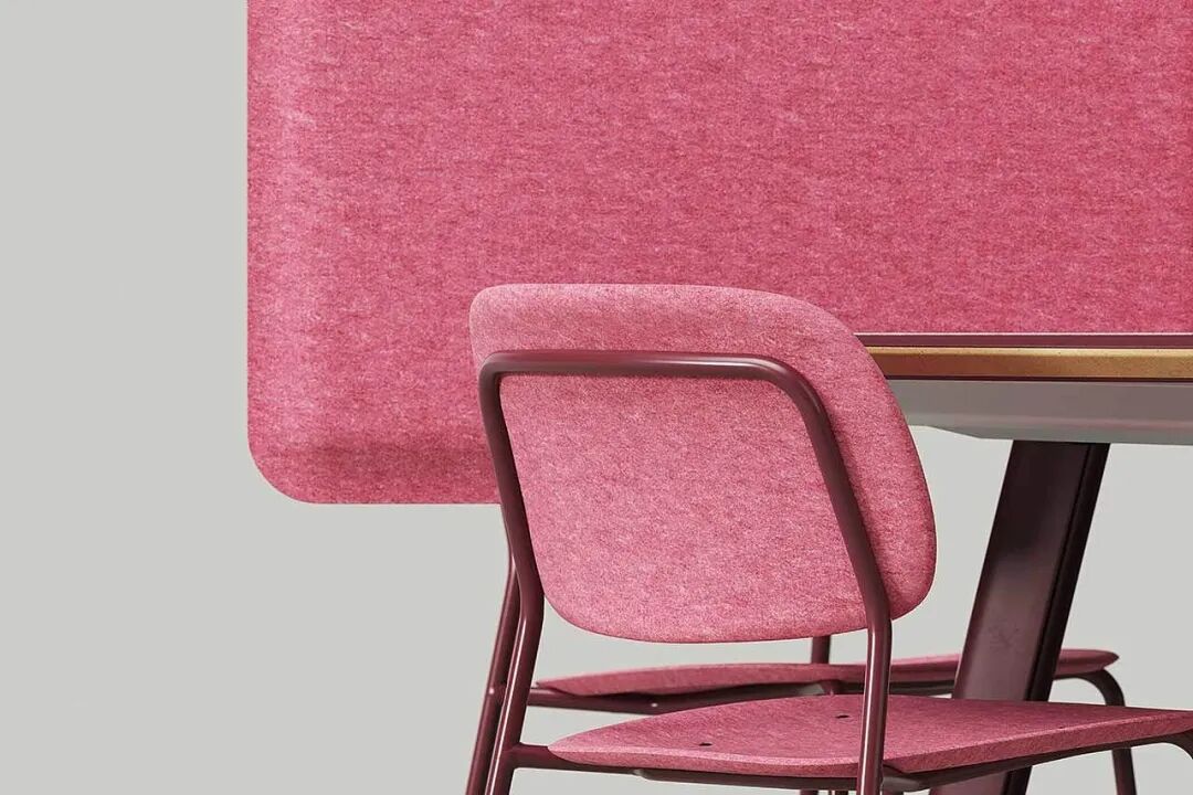 粉色布艺椅子与隔板