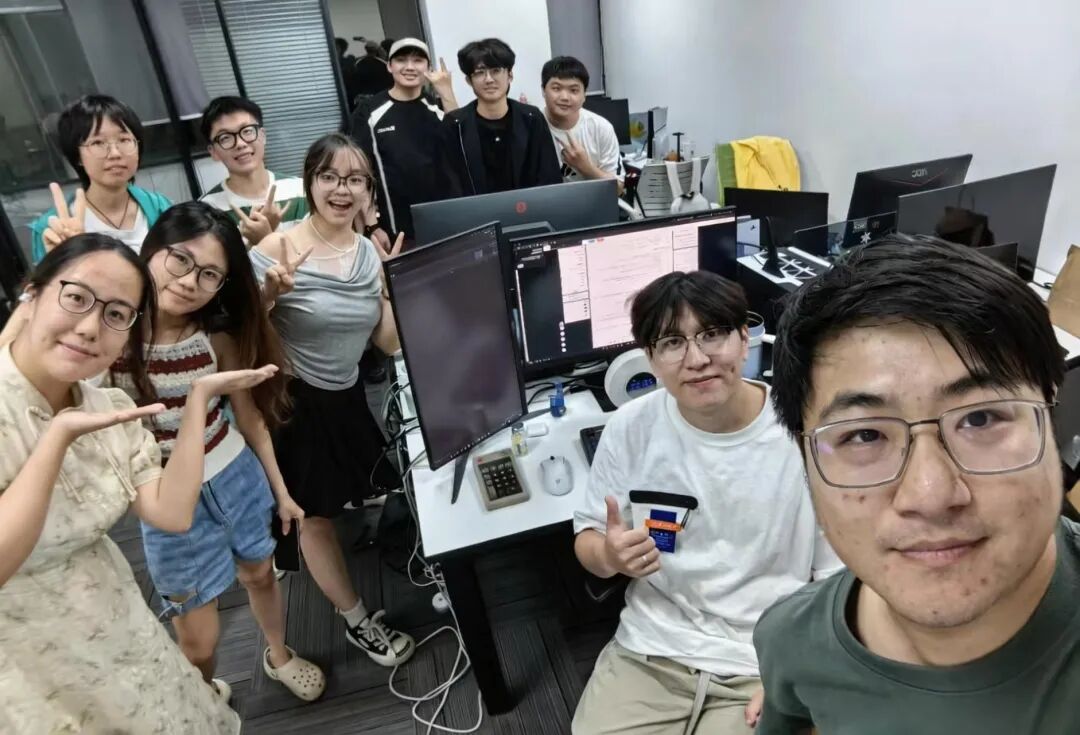 团队在办公室中的合影，氛围轻松愉快